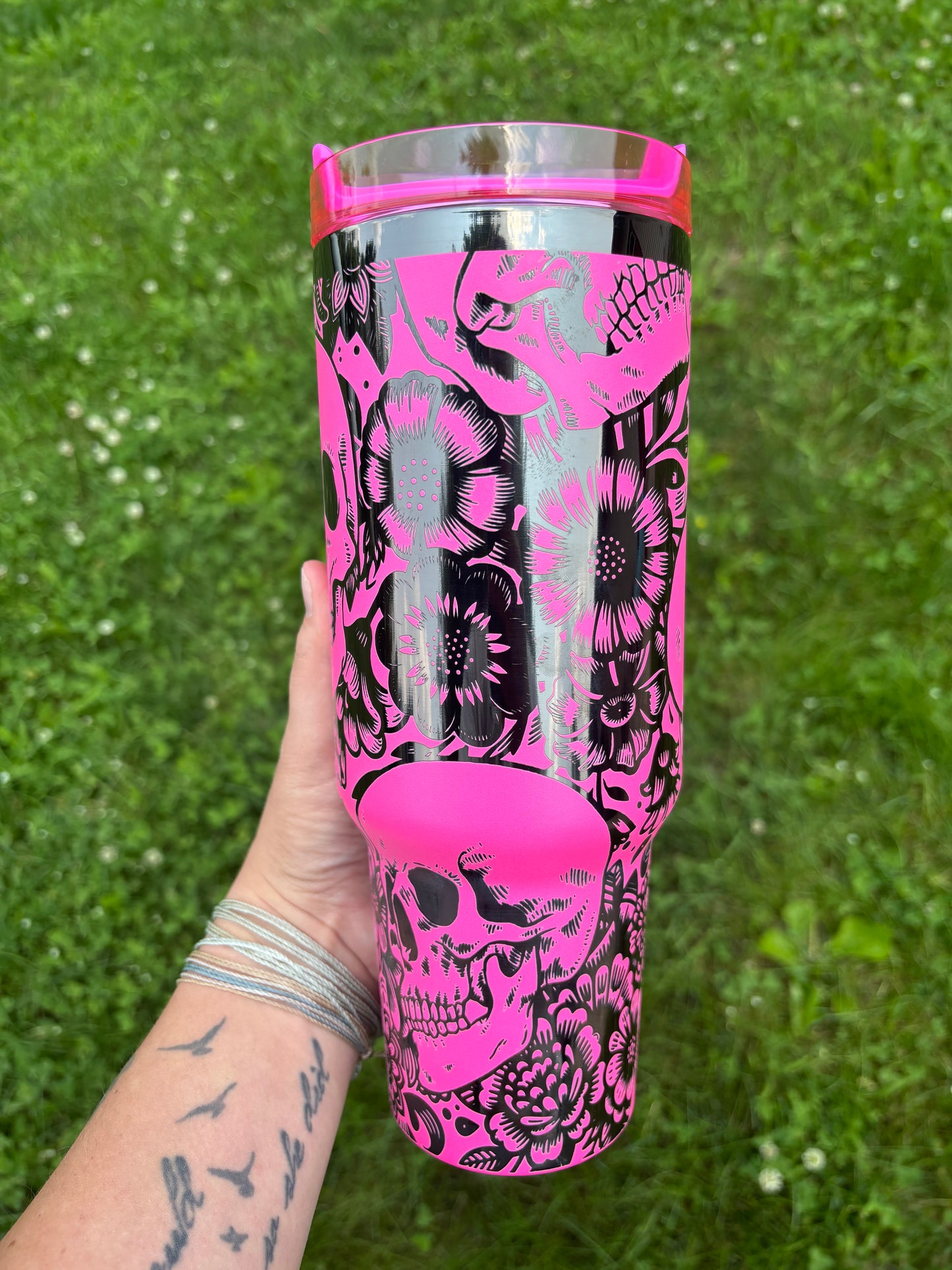 SKULLS AND ROSES 40OZ ENGRAVED TUMBLER