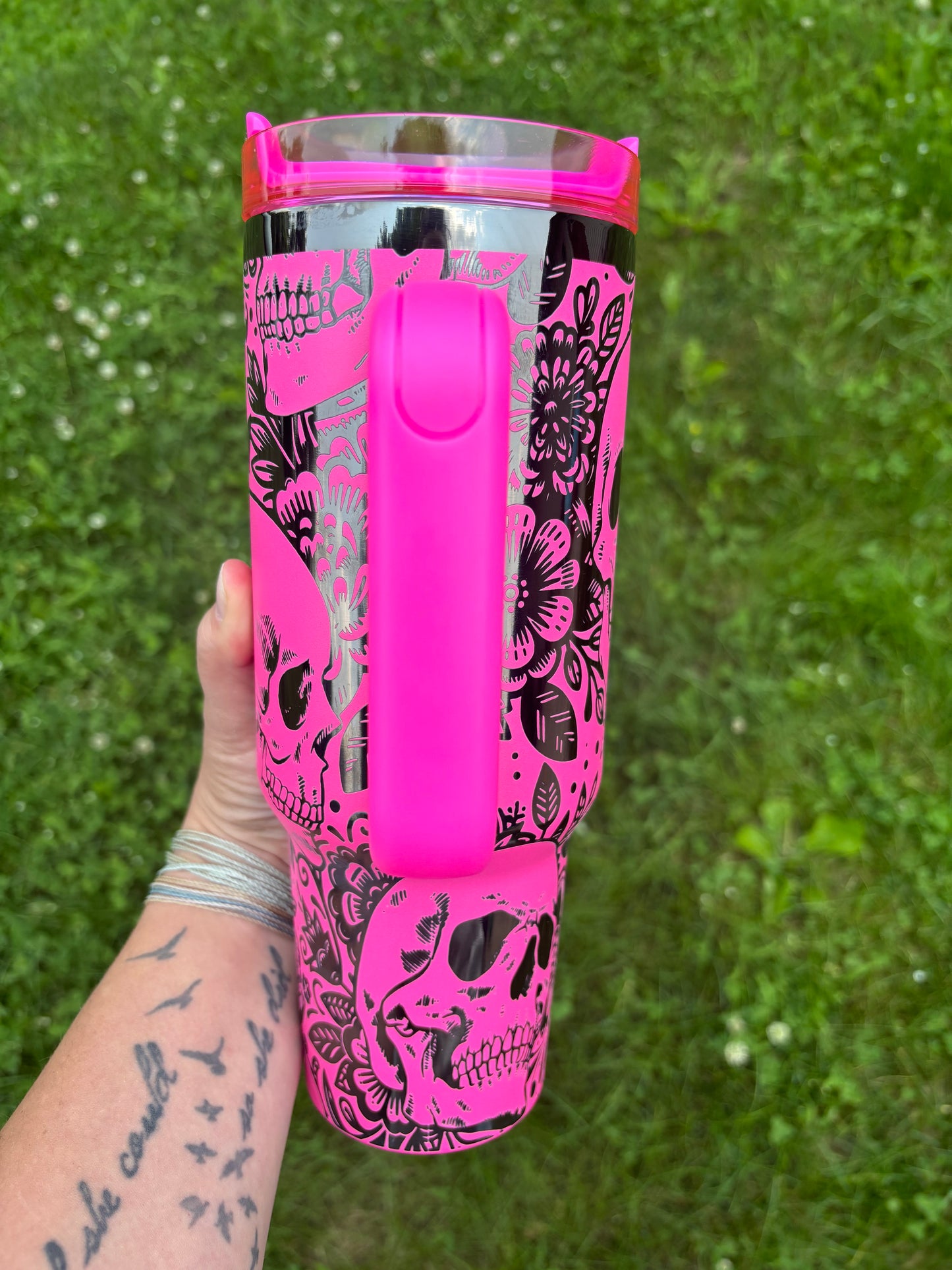 SKULLS AND ROSES 40OZ ENGRAVED TUMBLER