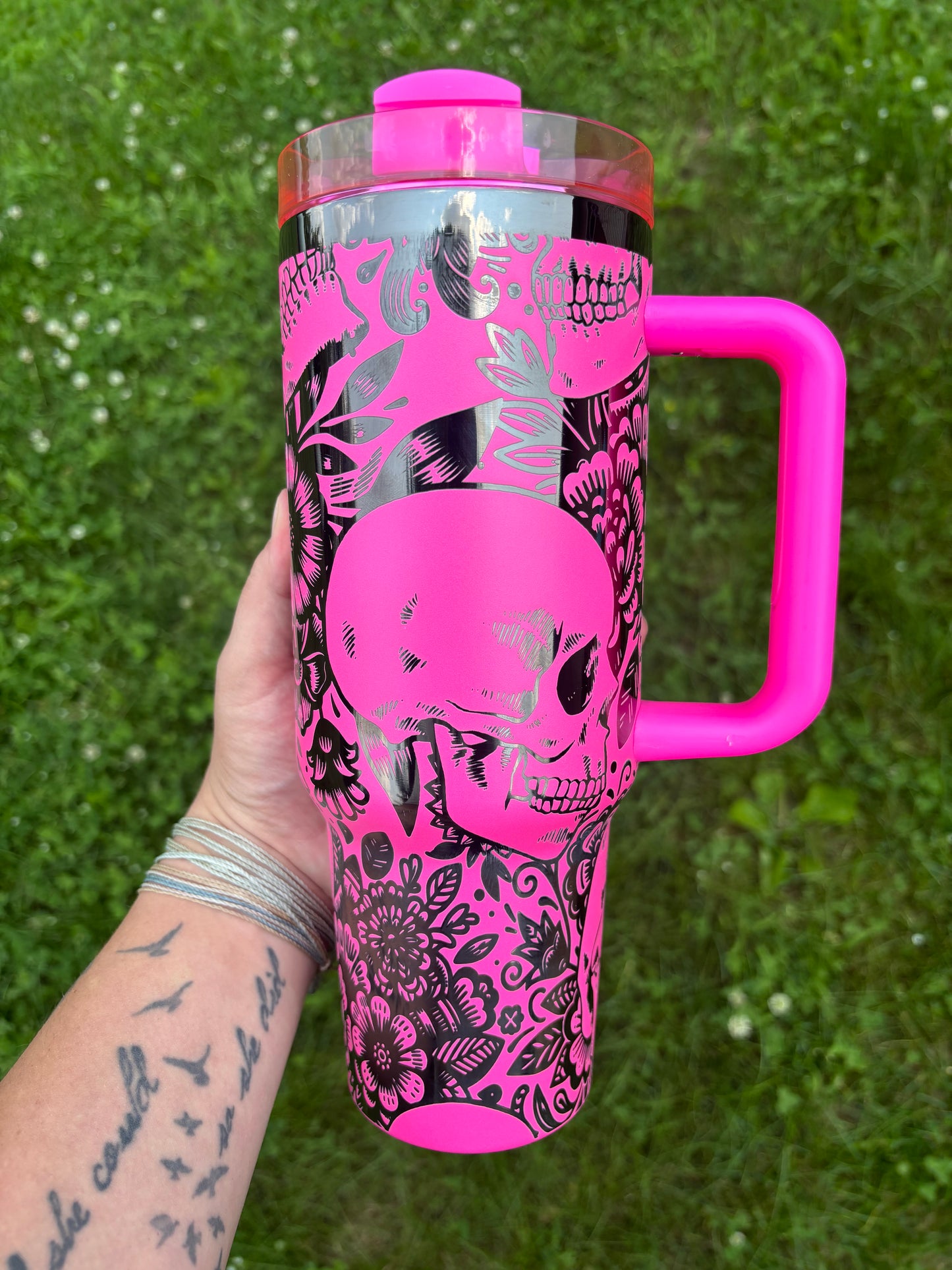 SKULLS AND ROSES 40OZ ENGRAVED TUMBLER