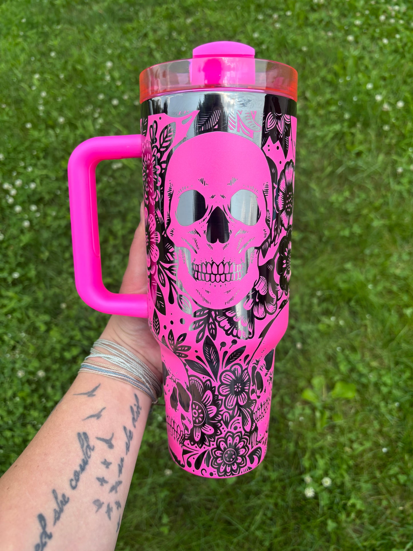 SKULLS AND ROSES 40OZ ENGRAVED TUMBLER